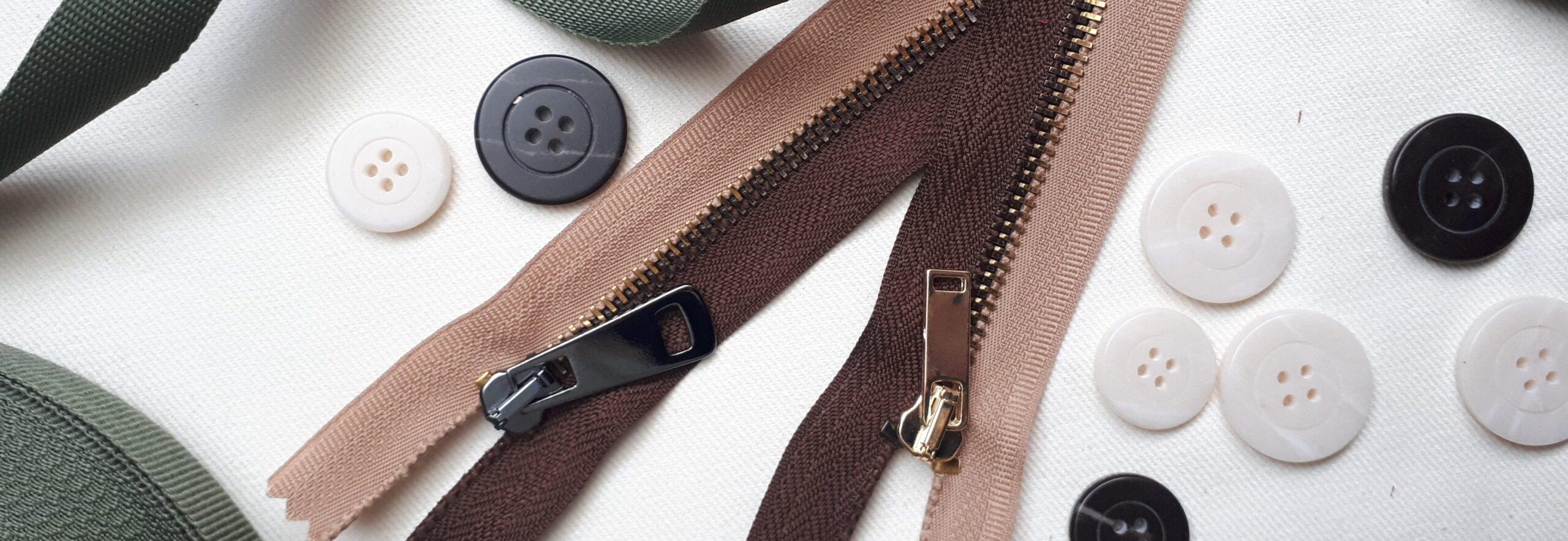 botón, cremallera, cierre, aplique, gemelos, hebilla, alamar, cuerno, cabosa, reeco, recycled polyester, accesorios textiles, industria texil, moda, complementos, fábrica, mayorista