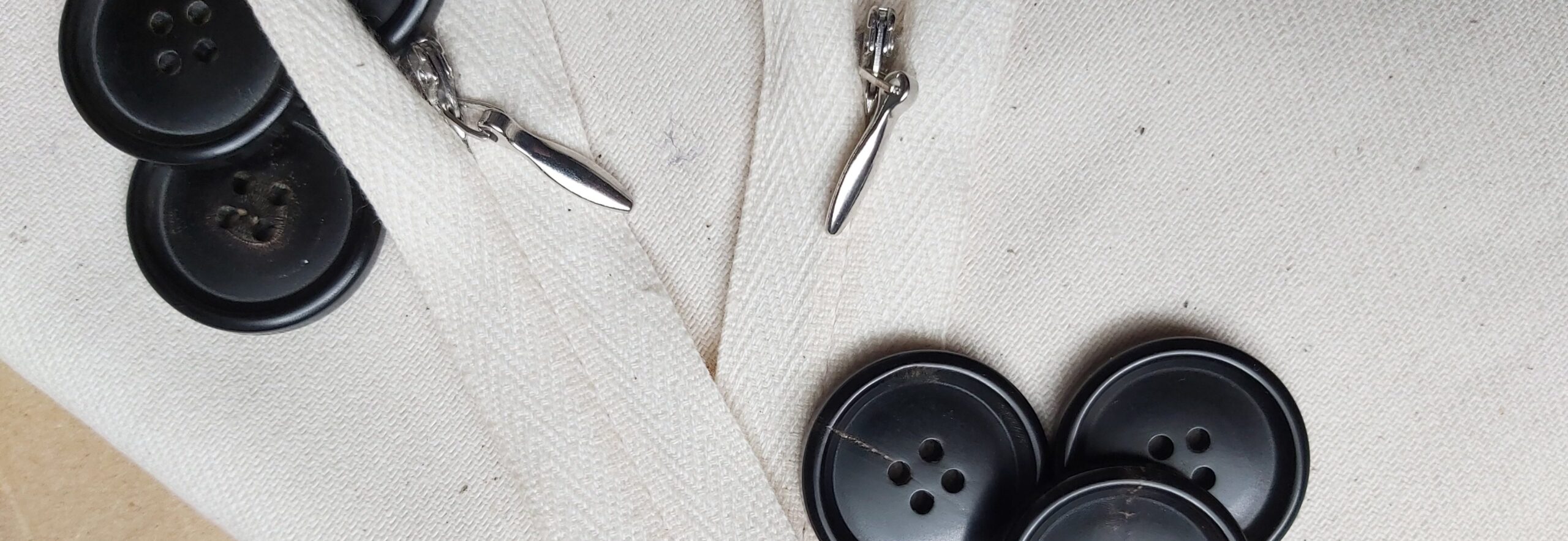botón, cremallera, cierre, aplique, gemelos, hebilla, alamar, cuerno, cabosa, reeco, recycled polyester, accesorios textiles, industria texil, moda, complementos, fábrica, mayorista